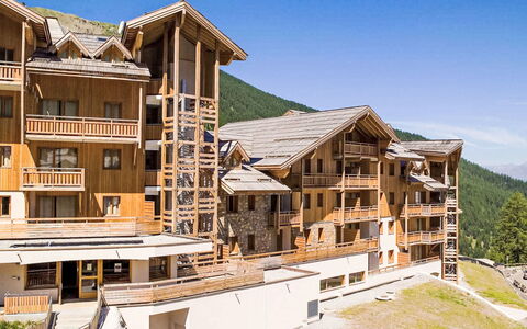 Les Orres 652: Balcón, Manchas De Madera, Planta De Casa, Mueble Para Exteriores, Maceta
