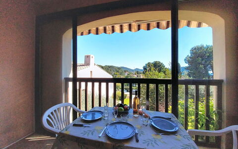 La Bressado: Balcón, Porche, Balaustre, Silla, Manchas De Madera, Cocina Y Comedor Mesa, Mueble Para Exteriores, Villa, Hacienda, Mesa Al Aire Libre