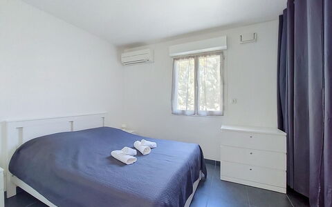 Les Terrasses des Hautsdefonsainte: Pavimento, Mobilia, Pavimentazione, Interior Design, Letto, Camera Da Letto, Soffitto, Camera, Casa, Bedding