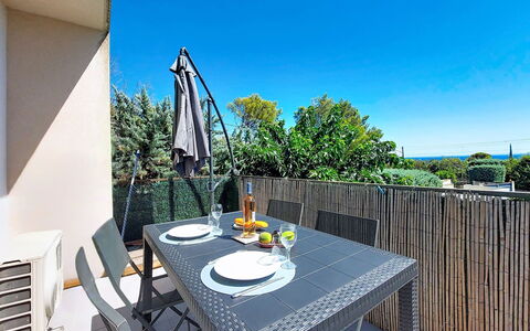 Les Terrasses des Hautsdefonsainte: Mobilia, Mobili Da Esterno, Sedia, Shade, Tavolo Esterno, Balcone, Deck, Recinzione, Cucina & Sala Da Pranzo Tavolo, Latifoglie