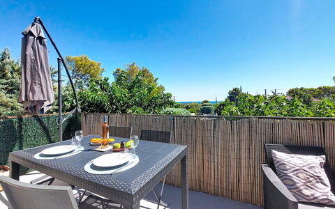Les Terrasses des Hautsdefonsainte: Mobilia, Mobili Da Esterno, Tavolo, Tavolo Esterno, Sedia, Deck, Cucina & Sala Da Pranzo Tavolo, Shade, Latifoglie, Balcone