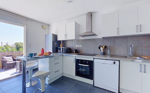 Les Terrasses des Hautsdefonsainte: Cucina, Controsoffitto, Apparecchio Major, Pavimentazione, Elettrodomestico Da Cucina, Cabinetry, Interior Design, Pavimento, Mobilia, Appartamento