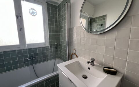 Le Magellan: Plumbing Fixture, Bathroom, Wall, Flooring, Floor, Interior Design, Tap, Plumbing, Sink, Tile