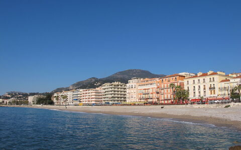 Le Magellan: Body Of Water, Coast, Horizon, Coastal And Oceanic Landforms, Shore, Landscape, Sea, Hill, Bank, Beach