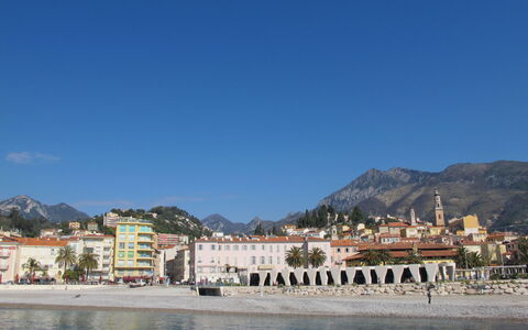 Le Magellan: Hill, Coast, Coastal And Oceanic Landforms, Shore, Beach, Sea, Mountain Range, Resort Town, Ridge