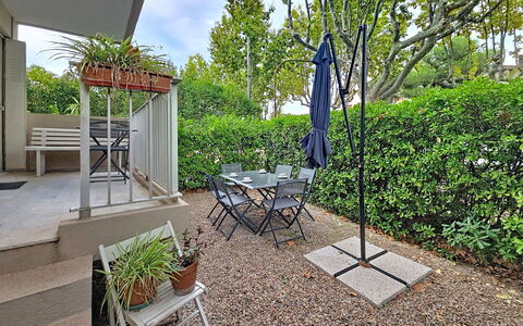 Les Floralies: Udendørs Møbler, Møbel, Have, Skygge, Udendørs Bord, Stol, Backyard, Landscaping, Gård