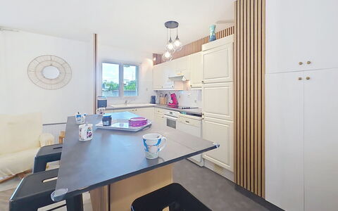 Les Floralies: Møbel, Indretning, Køkken, Gulvbelægning, Countertop, Træ, Loft, Cabinetry, Køkken Apparat, Lysarmatur