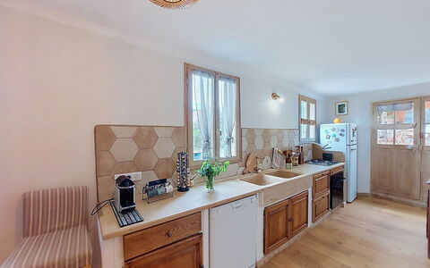 Maison de Village Manolsi: Køkken, Countertop, Cabinetry, Indretning, Møbel, Gulvbelægning, Træ, Køkken Apparat, Etage, Større Bandage