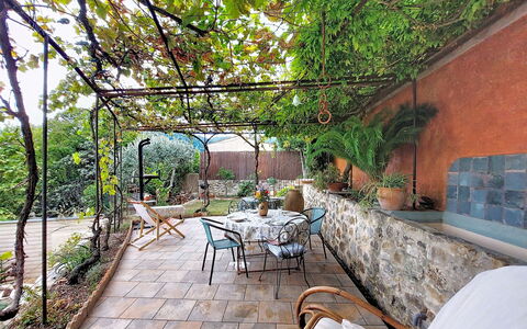 Maison de Village Manolsi: Møbel, Udendørs Møbler, Blomsterkrukke, Flise, Stol, Have, Skygge, Udendørs Bord, Stueplante