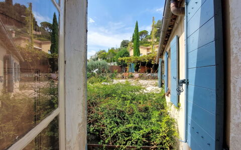 Maison de Village Manolsi: Wall, Shrub, Home, Door, Cottage, Garden, Shade, Backyard, Yard, Landscaping