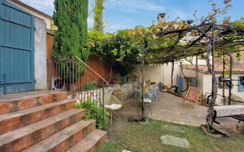 Maison de Village Manolsi: Wall, Flowerpot, Iron, Garden, Backyard, Shade, Houseplant, Yard, Courtyard, Brick
