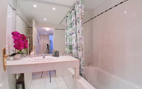 Le Royal Cap: Bathroom, Plumbing Fixture, Interior Design, Flooring, Floor, Tap, Plumbing, Bathroom Sink, Bathtub, Tile