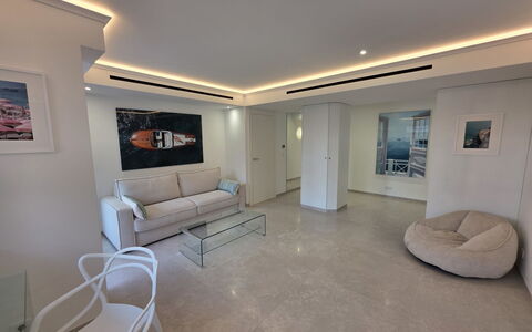 Le San Francisco: Flooring, Floor, Furniture, Interior Design, Ceiling, Couch, Apartment, Living Room, Room