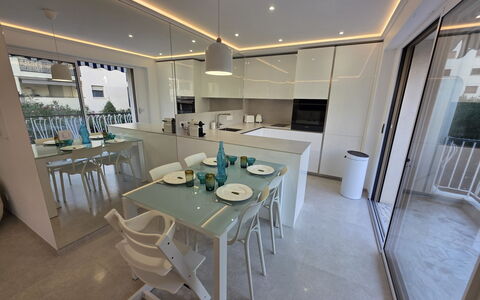 Le San Francisco: Furniture, Interior Design, Flooring, Wood, Floor, Ceiling, Kitchen, Lighting, Room, Chair