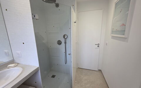 Le San Francisco: Wall, Flooring, Floor, Plumbing Fixture, Bathroom, Interior Design, Plumbing, Room, Tile, Ceiling