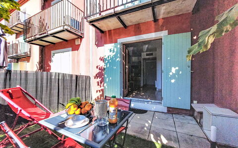 L'Albatros: Zona Residenziale, Casa, Urban Design, Balcone, Appartamento, Shade, Cortile, Pianta Della Casa, Mobili Da Esterno, Vaso Di Fiori