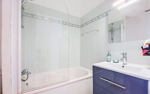 L'Albatros: Bagno, Idraulico Fixture, Pavimentazione, Vasca Da Bagno, Pavimento, Interior Design, Idraulico, Rubinetto, Doccia, Piastrella