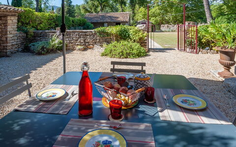 La Réalière: Plante, Table, Arbre, Chaise, Ombre, Architecture, Mobilier De Jardin, Loisir, Herbe, Tableau De Plein Air