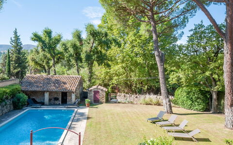 La Réalière: Plante, L'Eau, Propriété, Ciel, Piscine, Nuage, Arbre, Ombre, Mobilier De Jardin, Herbe