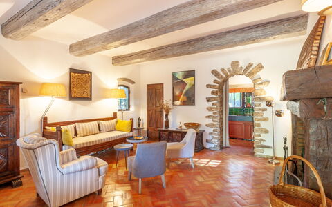 La Réalière: Cadre, Meubles, Design Intérieur, Table, Bois, Bâtiment, Canapé, Sol, Salon, Sol