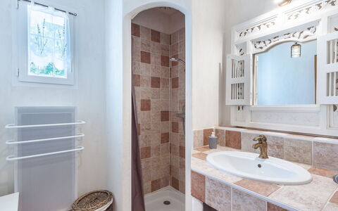 Mas de L'Oulivier: Specchio, Rubinetto, Proprietà, Costruzione, Lavello, Idraulico Fixture, Lavandino Del Bagno, Viola, Interior Design, Bagno