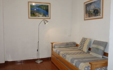 Super Ile Rousse: Zimmer, Bett, Möbel, Schlafzimmer, Fussboden, Eigentum, Bettrahmen, Wand, Hartholz, Bettdecke