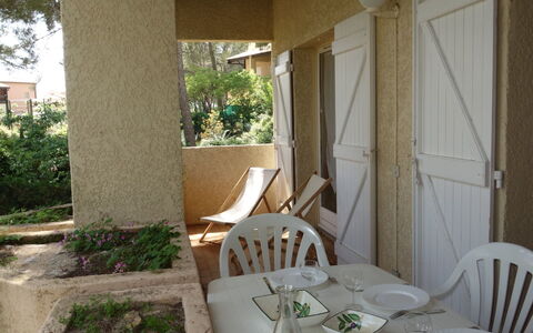 Super Ile Rousse: Eigentum, Zimmer, Gebäude, Haus, Veranda, Grundeigentum, Möbel, Zuhause, Interior Design, Tabelle