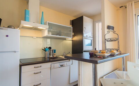 Cavalaire 450: Habitación, Propiedad, Mueble, Cocina, Gabinetes, Mostrador, Edificio, Diseño De Interiores, Casa, Amarillo