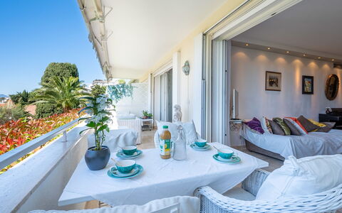 Alexandra Palace: Tafel, Meubilair, Fabriek, Azure, Tafelkleed, Decoratie, Tableware, Interieur Ontwerp, Verdieping, Woonkamer