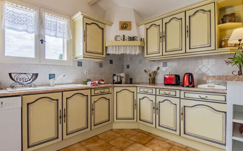 Les Iris: Cabinetry, Controsoffitto, Lavandino Della Cucina, Lavello, Rubinetto, Finestra, Cucina, Legna, Cucina Stufa, Interior Design