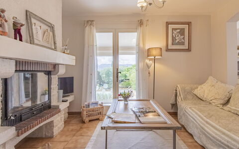 Les Iris: Mobilia, Proprietà, Tavolo, Legna, Finestra, Cornice, Interior Design, Illuminazione, Architettura, Soggiorno