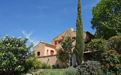 Les Vignes: Eigentum, Himmel, Gebäude, Haus, Baum, Die Architektur, Grundeigentum, Dorf, Ländliches Gebiet, Kirche