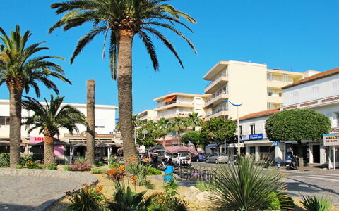 Cavalaire 350: Himmel, Pflanze, Gebäude, Daytime, Eigentum, Azurblau, Baum, Vegetation, Arecales, Die Architektur
