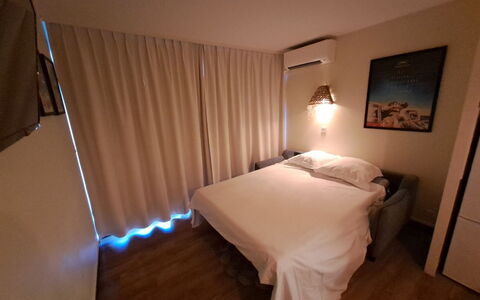 Cannes 462: Letto, Mobilia, Interior Design, Camera Da Letto, Pavimento, Bedding, Pavimentazione, Lenzuolo, Legna, Soffitto