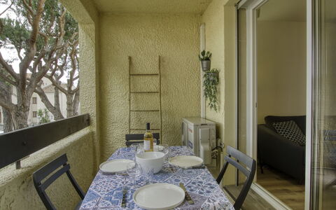 L'Ile Heureuse: Canapé, Meubles, Propriété, Table, Cadre, Fenêtre, Bleu Azur, Design Intérieur, Éclairage, Confort