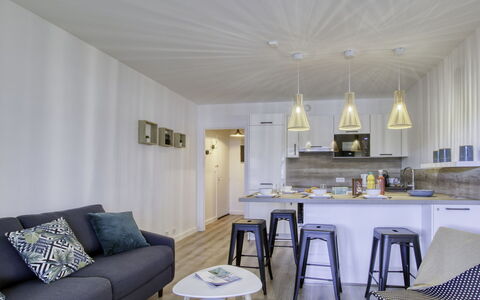 L'Ile Heureuse: Canapé, Meubles, Propriété, Table, Cadre, Fenêtre, Bleu Azur, Design Intérieur, Éclairage, Confort