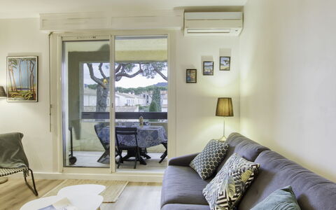 L'Ile Heureuse: Canapé, Meubles, Propriété, Table, Cadre, Fenêtre, Bleu Azur, Design Intérieur, Éclairage, Confort