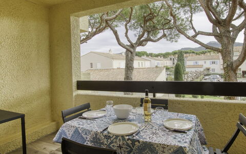 L'Ile Heureuse: Canapé, Meubles, Propriété, Table, Cadre, Fenêtre, Bleu Azur, Design Intérieur, Éclairage, Confort