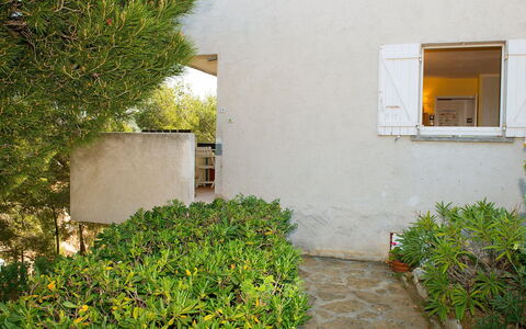 Saint Cyr sur Mer la Madrague 100: Vegetation, Groen, Eigendom, Geel, Muur, Huis, Fabriek, Onroerend Goed, Struik, Boom