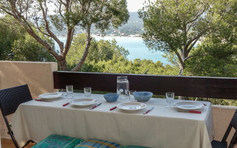 Saint Cyr sur Mer la Madrague 100: Tafel, Meubilair, Eigendom, Tableware, Lucht, Stoel, Water, Tafelkleed, Buitenmeubels, Boom