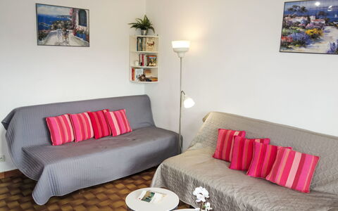 Saint Cyr sur Mer les Lecques 460: Fotolijst, Meubilair, Bankstel, Eigendom, Blauw, Groen, Comfort, Woonkamer, Interieur Ontwerp, Verlichting