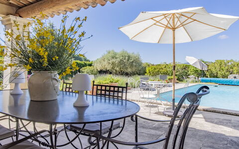 La Fabrique: Himmel, Pflanze, Tabelle, Möbel, Blume, Azurblau, Regenschirm, Schatten, Gartenmöbel, Blumentopf