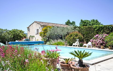 La Fabrique: Strauch, Wohngebiet, Schwimmbad, Garten, Blumentopf, Landscaping, Estate, Hazienda, Hinterhof