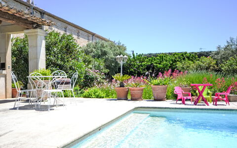 La Fabrique: Schwimmbad, Blumentopf, Strauch, Resort, Gartenmöbel, Verbundwerkstoff, Garten, Landscaping, Flagstone, Zimmerpflanze