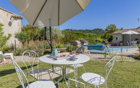 La Fabrique: Pflanze, Himmel, Möbel, Eigentum, Tabelle, Stuhl, Regenschirm, Schatten, Tisch Im Freien, Gartenmöbel