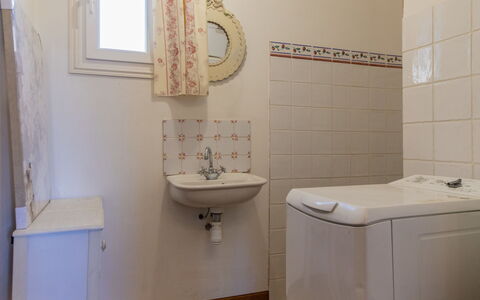 La Fabrique: Spiegel, Armatur, Eigentum, Zapfhahn, Bad Sink, Sinken, Badezimmer, Lila, Interior Design