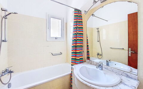 Les Trois a: Badezimmer, Armatur, Flooring, Wand, Fussboden, Interior Design, Zapfhahn, Installation, Decke, Badewanne