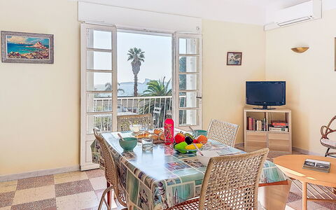 Les Trois a: Möbel, Stuhl, Tabelle, Flooring, Interior Design, Fussboden, Wohnung, Küche & Esszimmer Tisch, Zimmer, Esszimmer