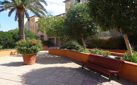 L'Annonciade: Busk, Boligområde, Have, Skygge, Hacienda, Landscaping, Gård, Walkway, Gårdsplads