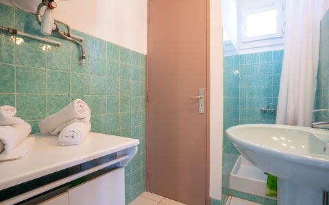 Saint Cyr sur Mer les Lecques 121: Loodgieterswerkinrichting, Eigendom, Kraan, Wastafel In De Badkamer, Groen, Purper, Badkamer, Azure, Blauw, Interieur Ontwerp